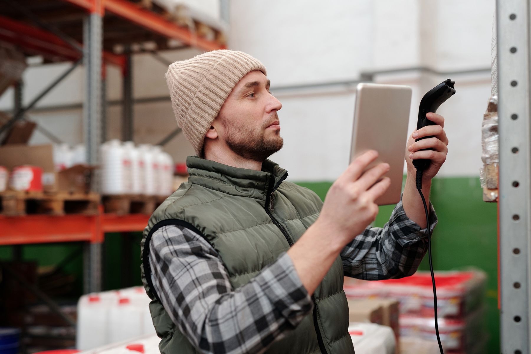 Mitarbeiter prüft mit einem Scanner eine Sendung in einem Logistiklager